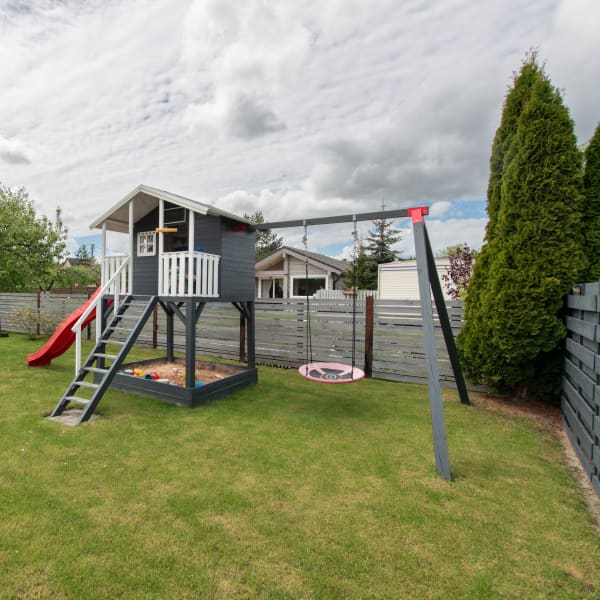 Garten mit Klettergerüst und Schaukel.