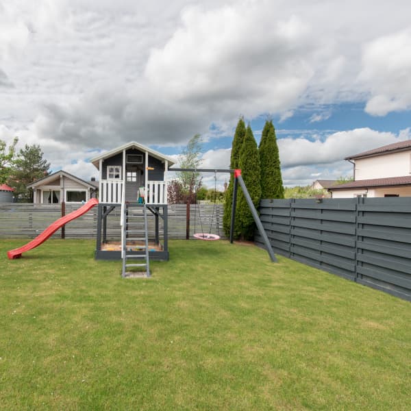 Bild eines Gartens mit einem Spielturm für Kinder.