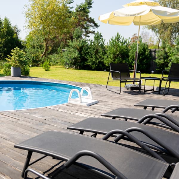 Garten mit rundem Pool in Holzterrasse eingebaut