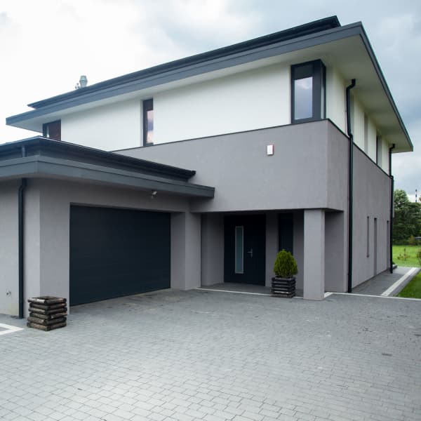 Einfamilienhaus mit großer gepflasterten Einfahart.