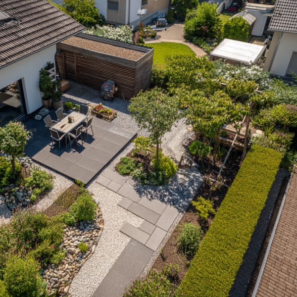 Haus mit Garten mit Terrasse und Beeten.
