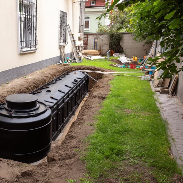 Garten mit Zisterne und Rasenfläche