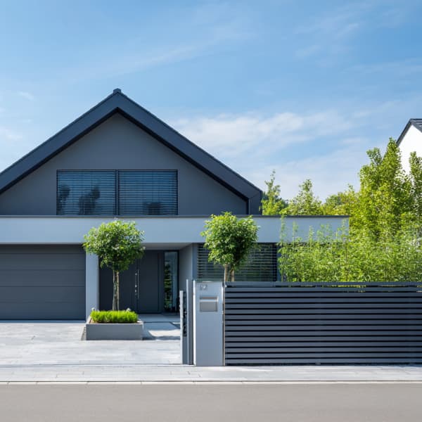 Haus mit einer gepflasterten Einfahrt