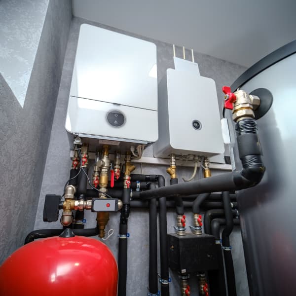 Innenansicht eines Heizungsraums mit verschiedenen Komponenten einer modernen Heizungsanlage