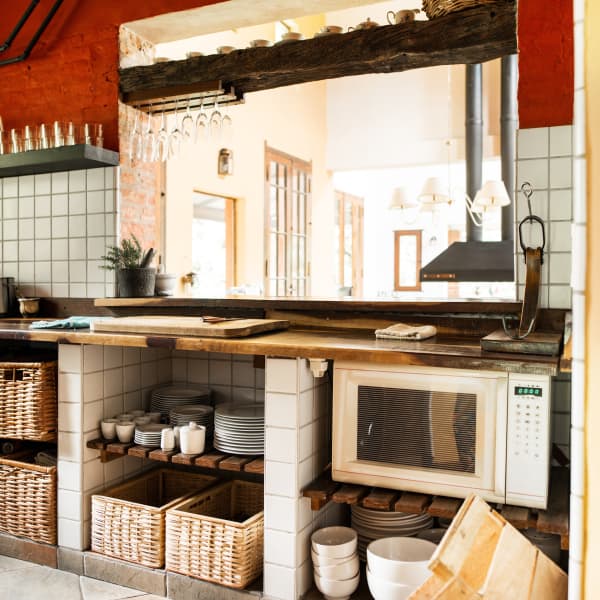 gemauerte Küche in rustikaler Optik planen mit Aroundhome, Kücheneinrichtung