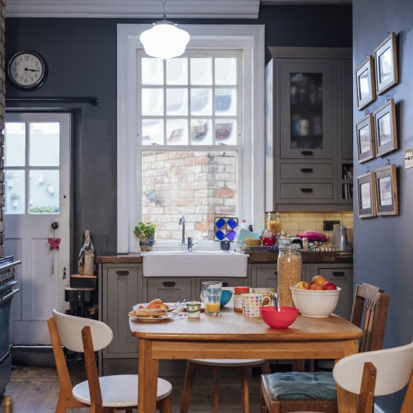 dunkelblaue Landhausküche im englischen Stil mit altem Backofen