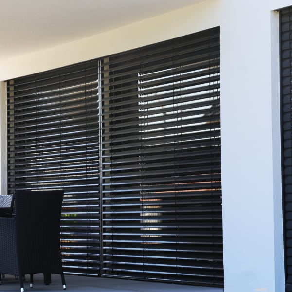 Terrassentür und Fenster mit Rollladen