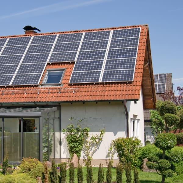 Solaranlage auf dem Dach eines Einfamilienhauses.