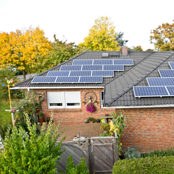 Solaranlage auf Hausdach eines Einfamilienhauses.