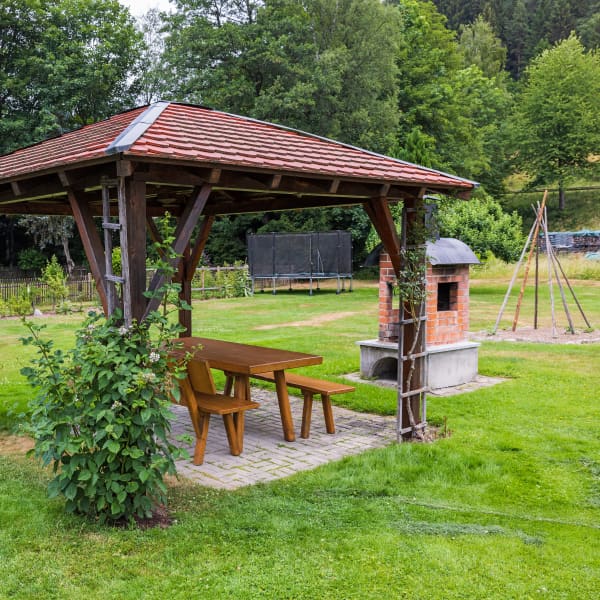 Freistehende Terrassenüberdachung aus Holz mit Ziegeln
