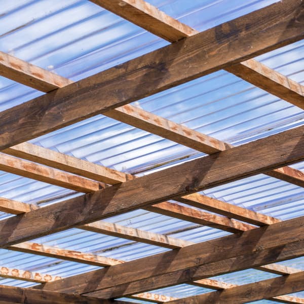 Terrassenüberdachung aus Holz mit Polycarbonat