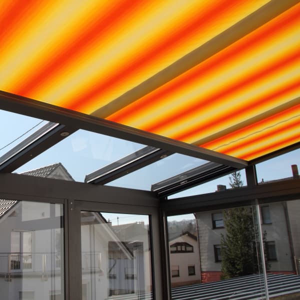 Einfahrbare Markise als Sonnenschutz für eine Terrassenüberdachung