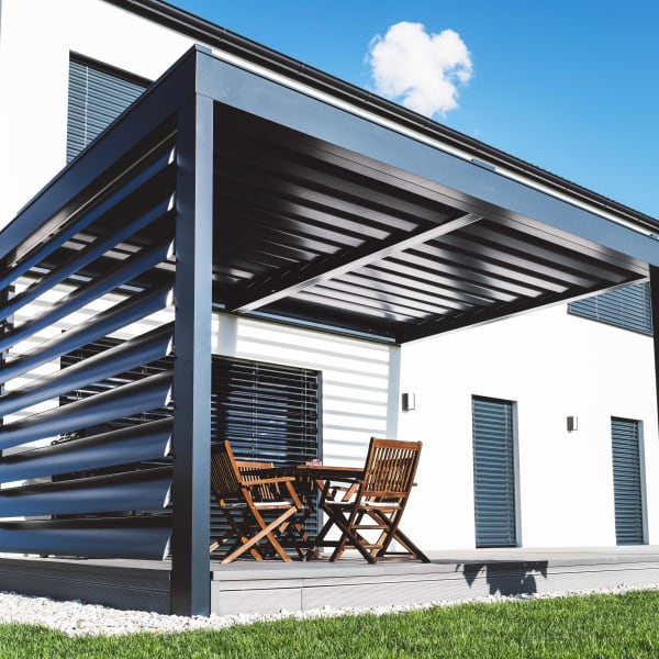 Lamellen-Sichtschutz aus Aluminium an einer Terrassenüberdachung