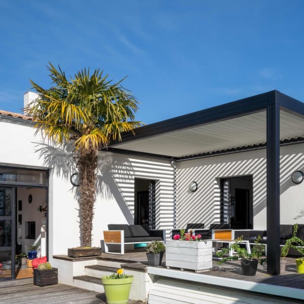 Terrassenüberdachung mit Lamellendach auf einer modernen Dachterrasse