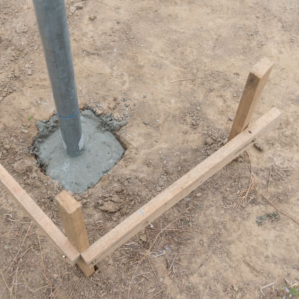 Ein Punktfundament für eine Terrassenüberdachung wird aus Beton gegossen.