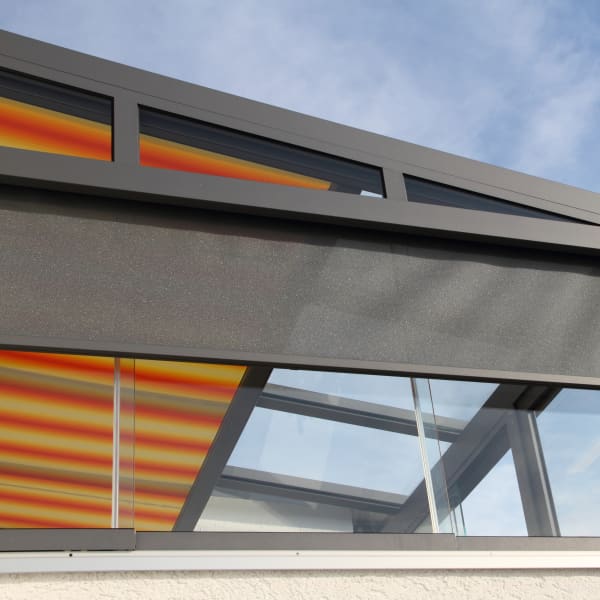 Terrassenüberdachung mit Senkrechtmarkise als Sichtschutz