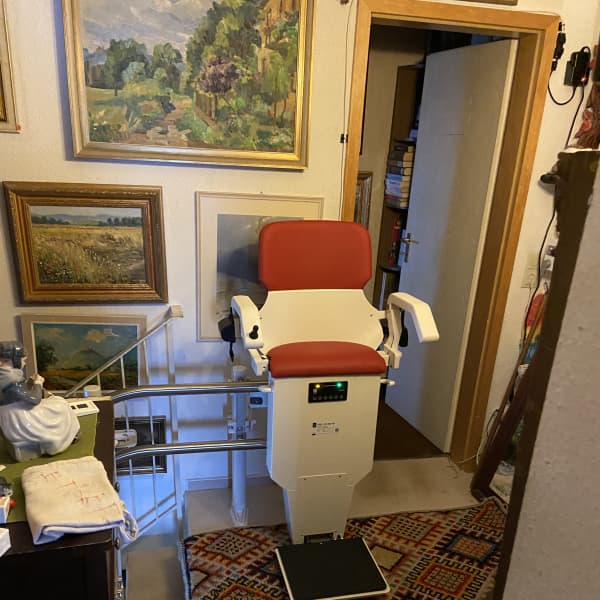 Treppenlift zum Stehen mit rotem Polster