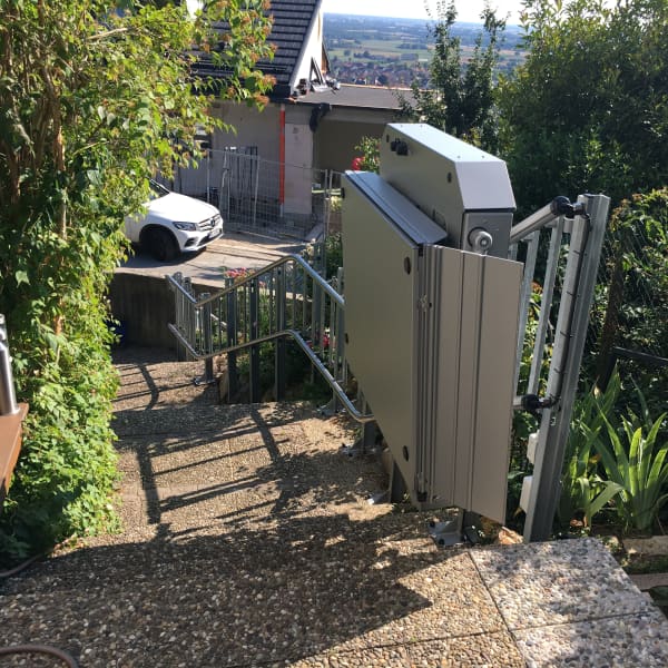 Außenlift für Rollstuhl an einem Hang von der Marke HIRO LIFT