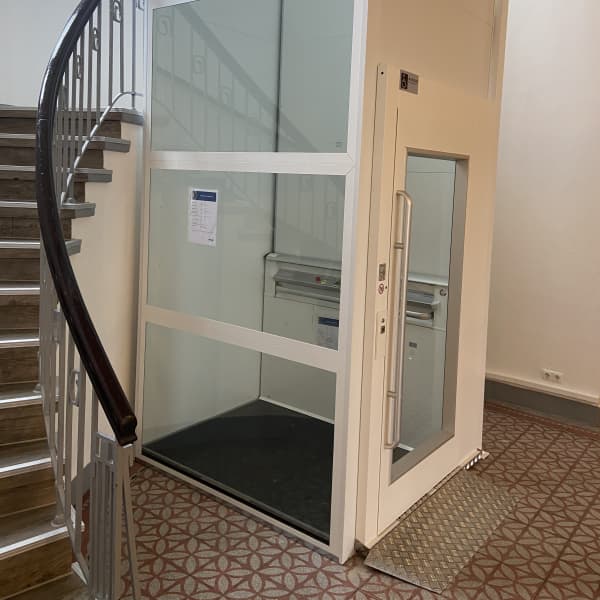 Homelift als Beispiel für Rollstuhllift