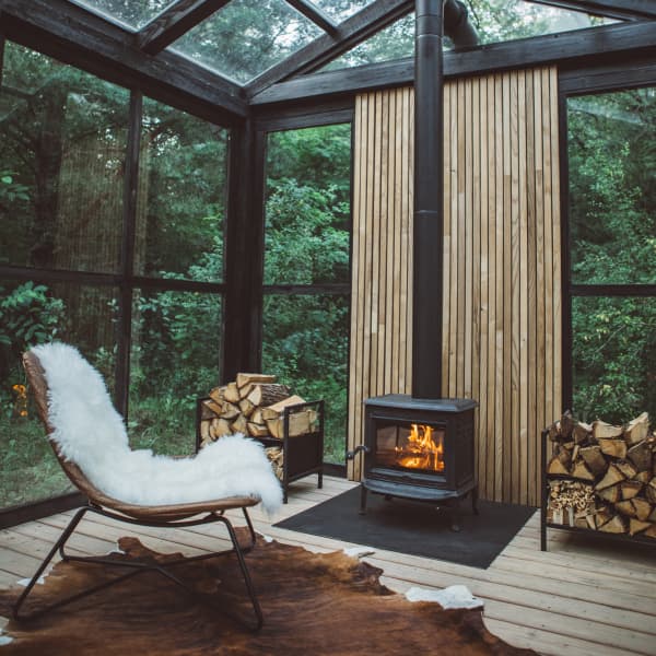 Im Kaltwintergarten können ein Kamin oder Heizstrahler für Wärme sorgen.