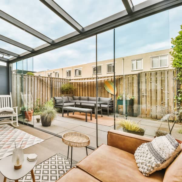 Mit Schiebetüren und einer Verglasung können Sie den Wintergarten auch im Frühjahr und Herbst nutzen.