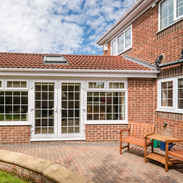 Gemauerter Wintergarten-Anbau mit Ziegeldach an Einfamilienhaus