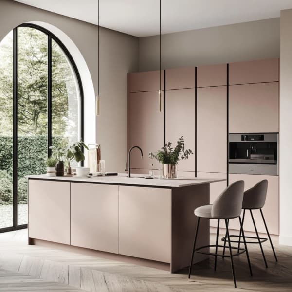 stilvolle, moderne Küche mit sanften Rosatönen und minimalistischen Elementen