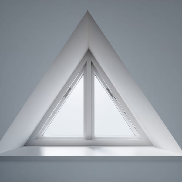 Modernes dreieckiges Fenster im Dachgeschoss