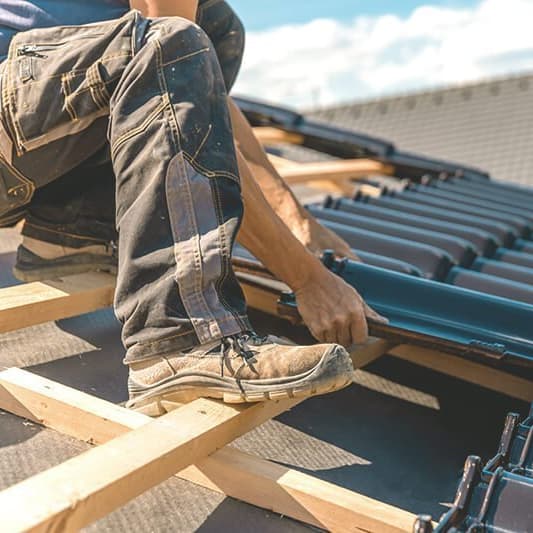 Dachdecker bei der Dachsanierung