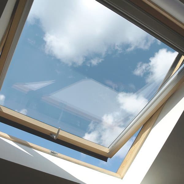 Schwingfenster als Dachfenster mit Blick in den Himmel