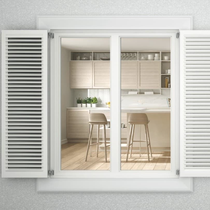 Fenster mit weißen Fenstläden