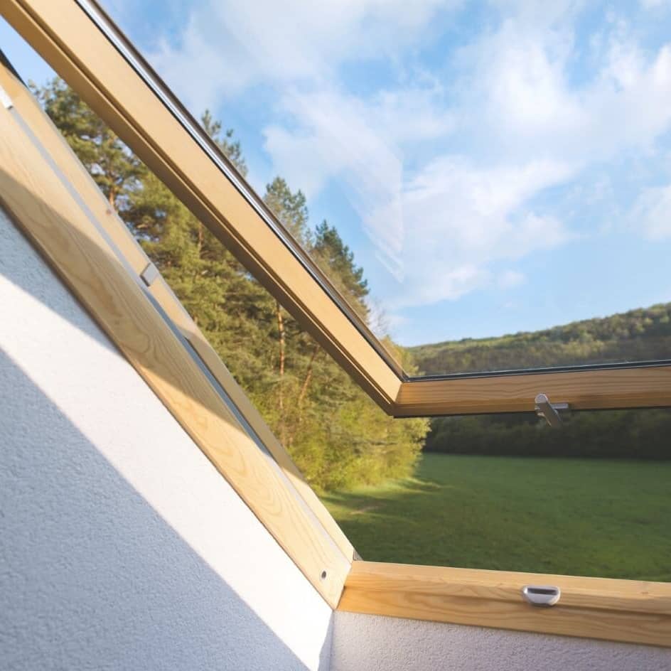 Offenes Dachfenster aus Holz