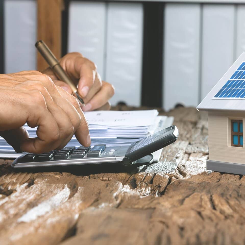 Kleines Modellhaus mit Solaranlage auf Dach