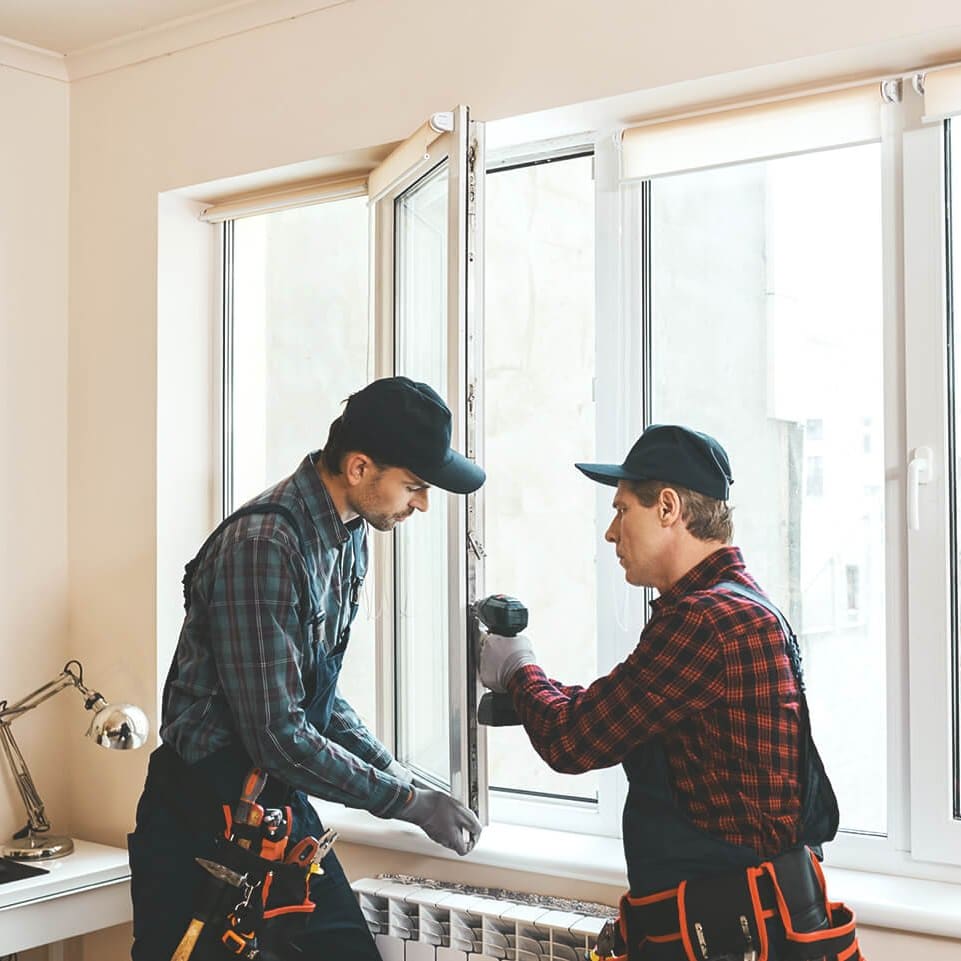 Männer reparieren Fenster