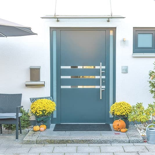 Haustür aus Aluminium mit Seitenteilen aus satiniertem Glas.