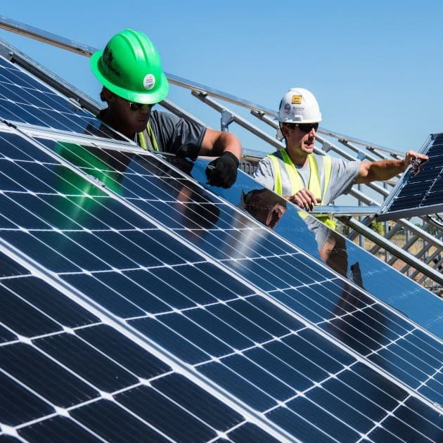 Handwerker montieren eine Solaranlage
