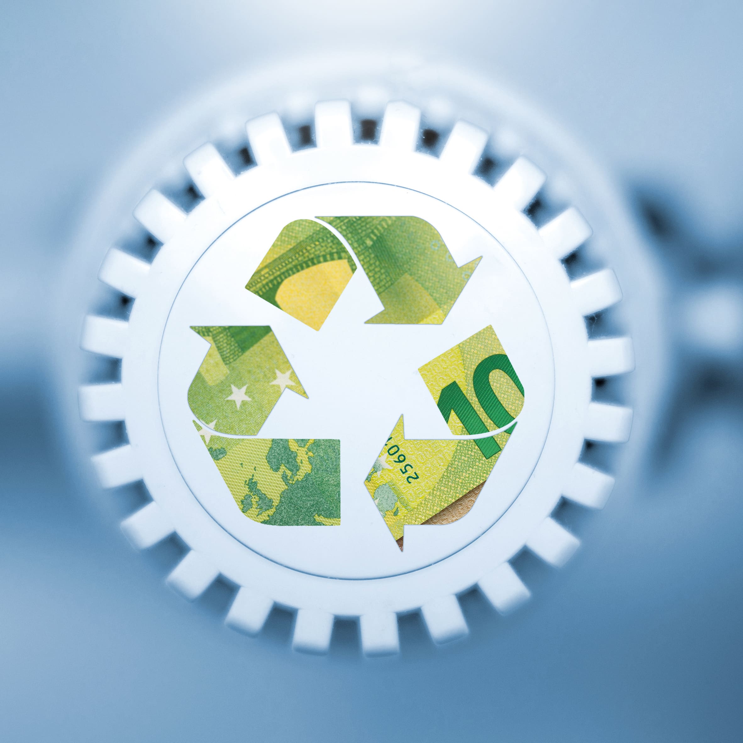 Heizungsthermostat im Fokus mit leicht erkennbarem 100 Euro Schein.