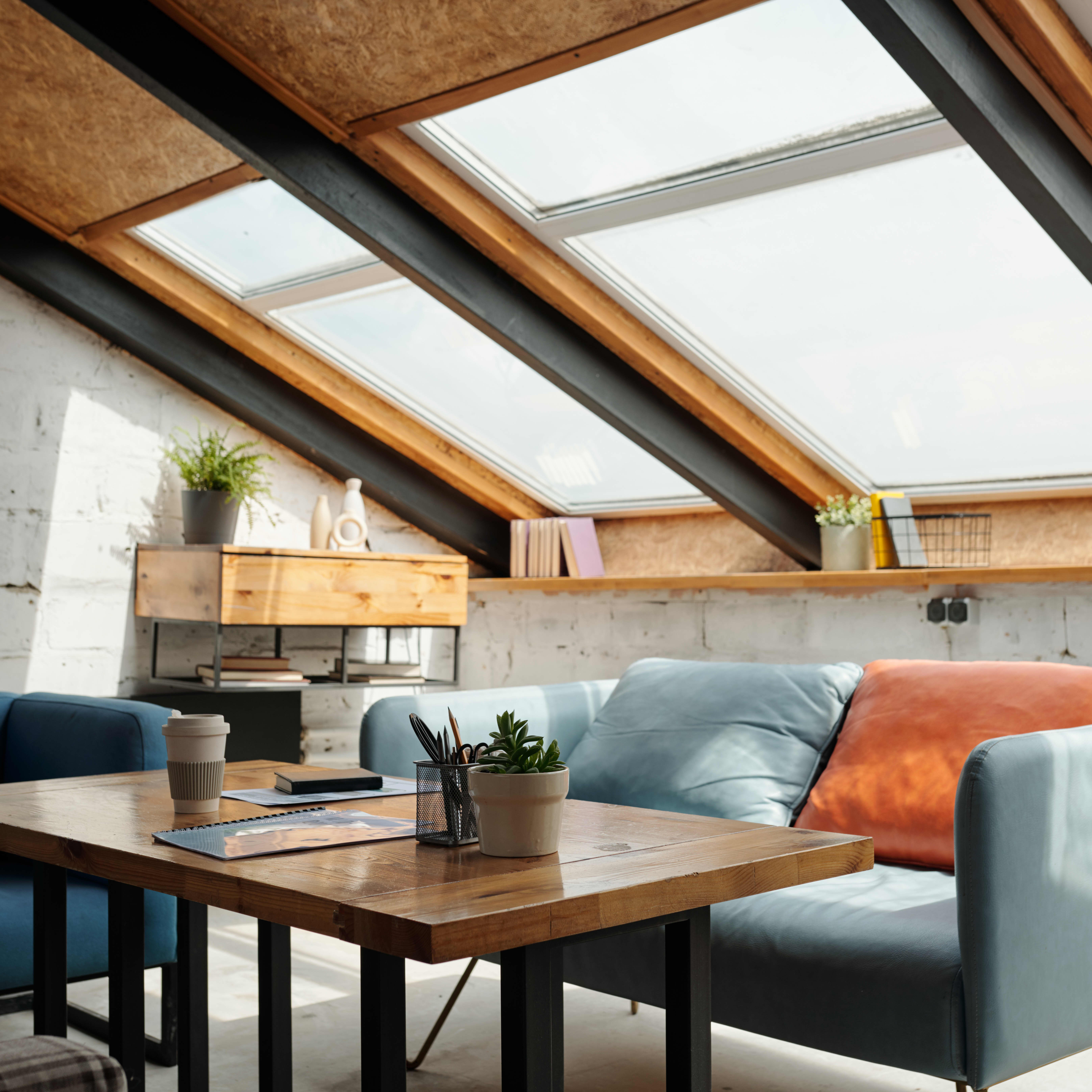 Panorama-Dachfenster in einem modernen Wohnzimmer