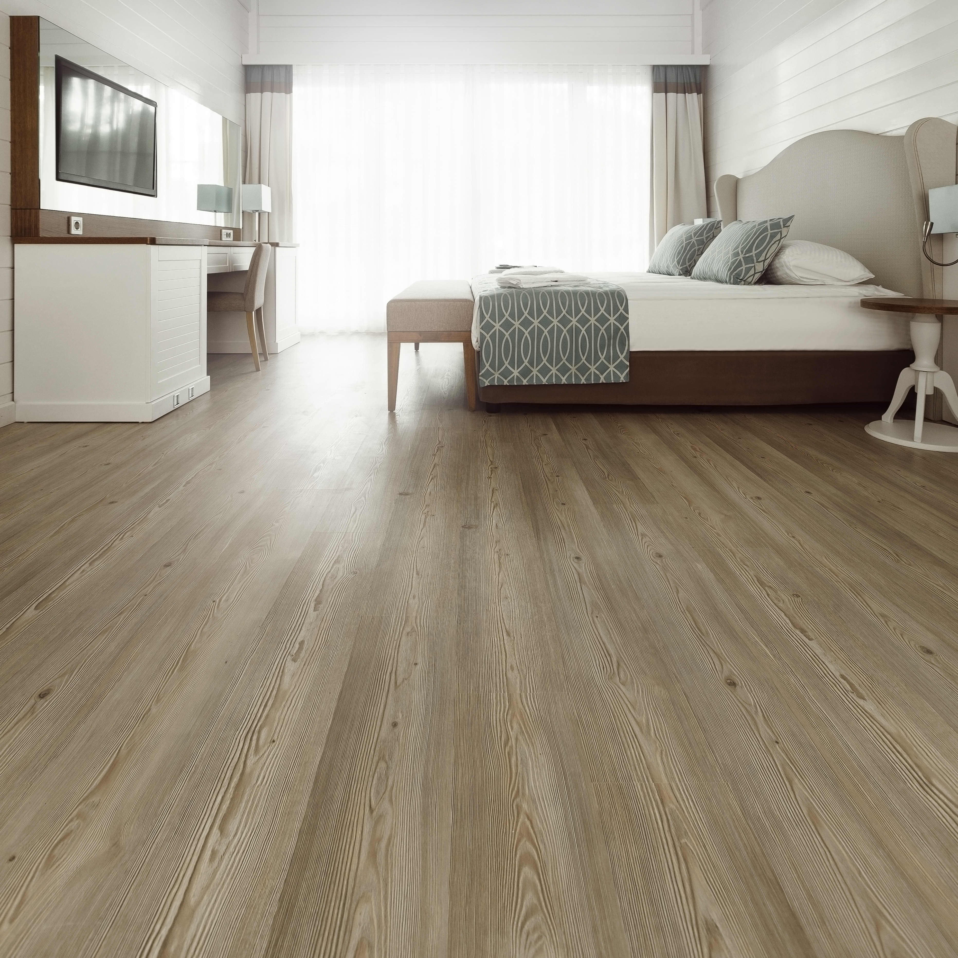 Schlafzimmer mit Laminatfußboden.