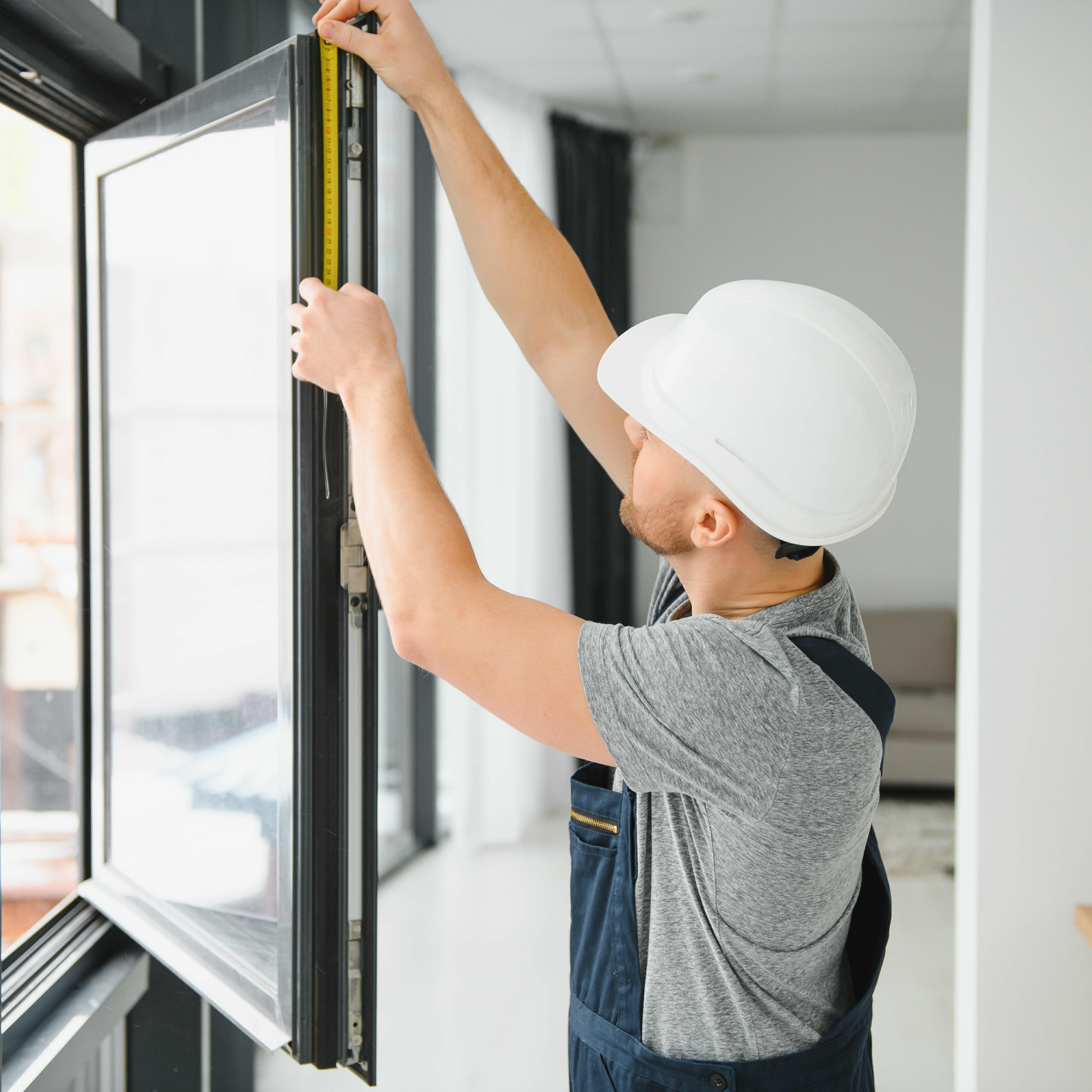 Handwerker kontrolliert Fenster