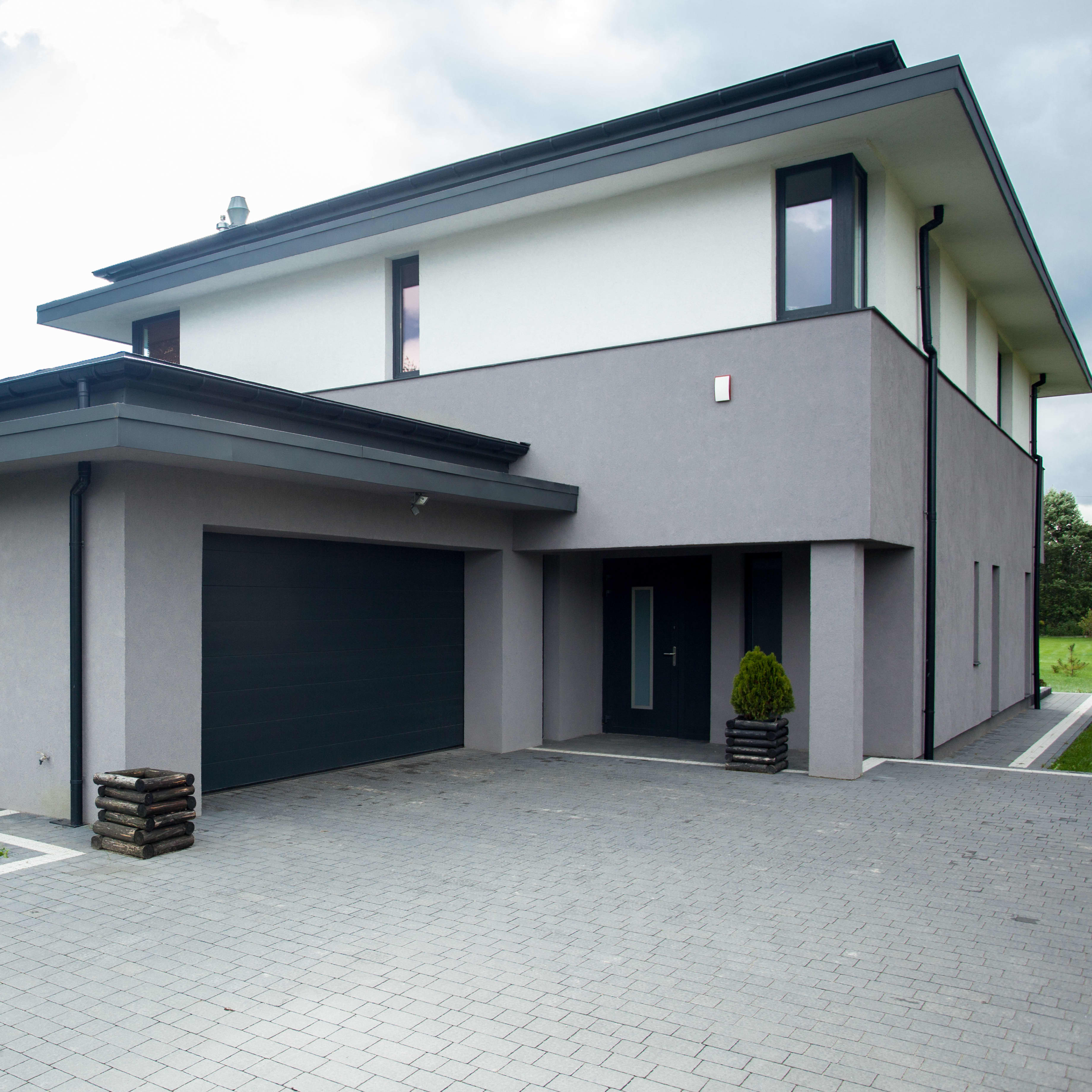 Einfamilienhaus mit großer gepflasterten Einfahart.