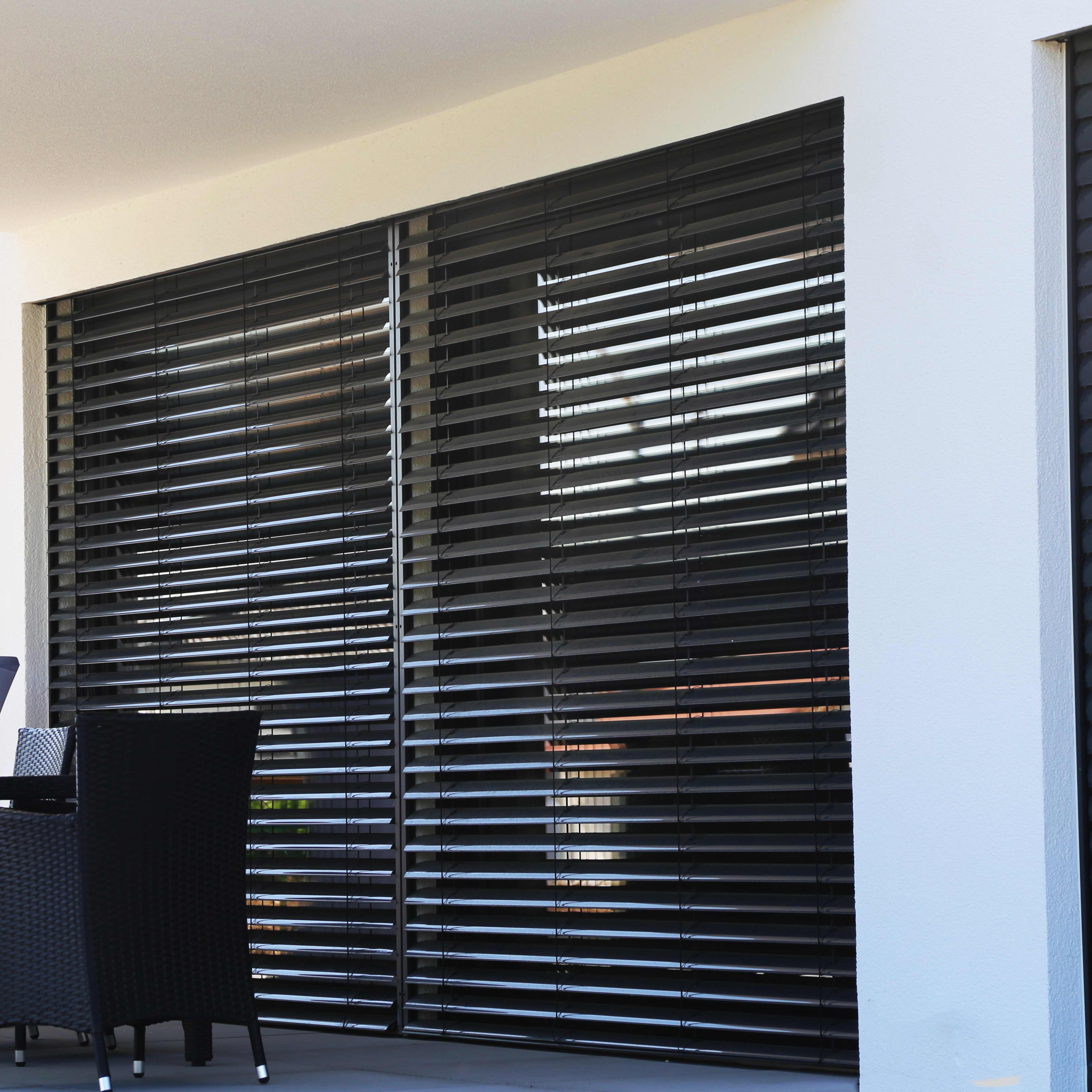 Terrassentür und Fenster mit Rollladen