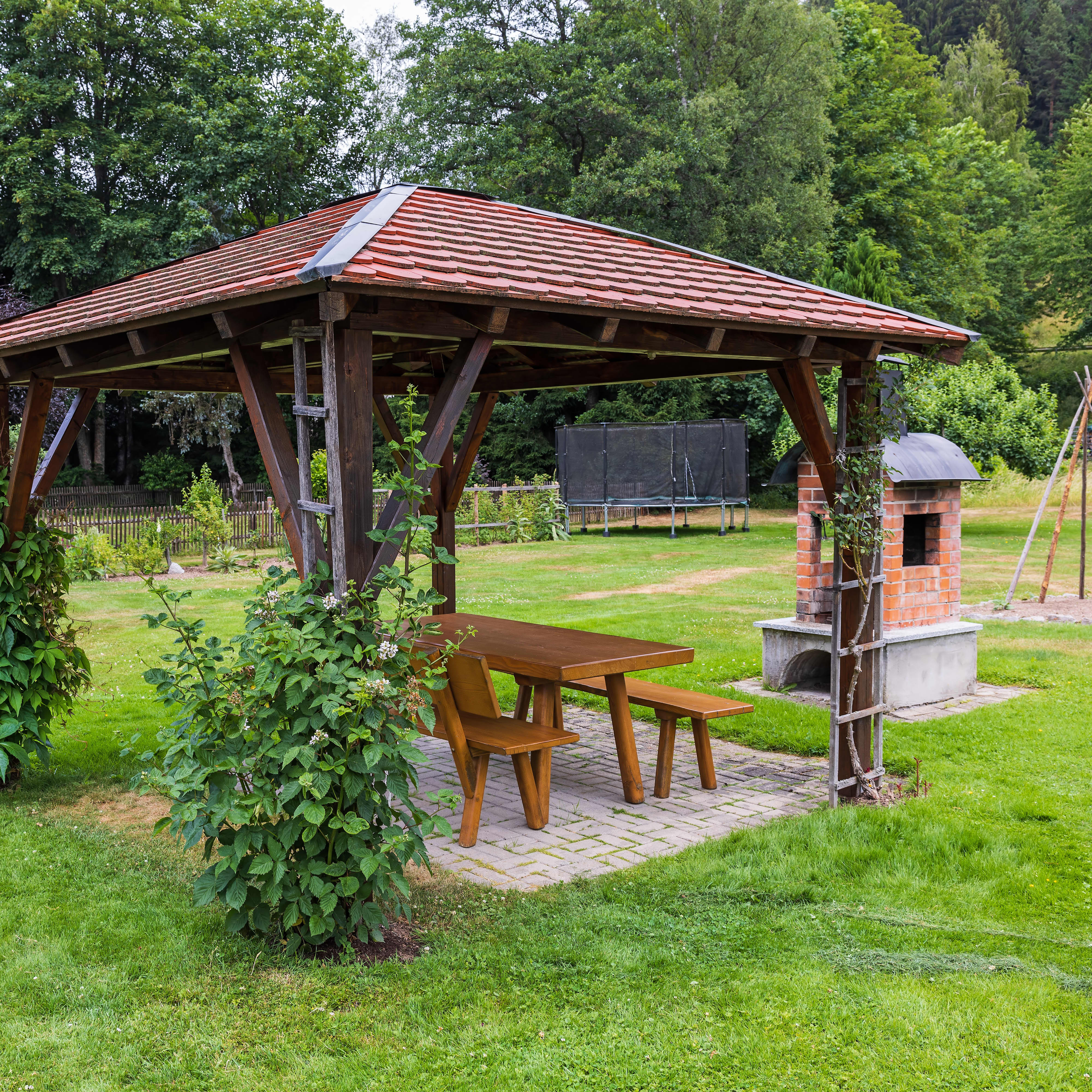 Freistehende Terrassenüberdachung aus Holz mit Ziegeln