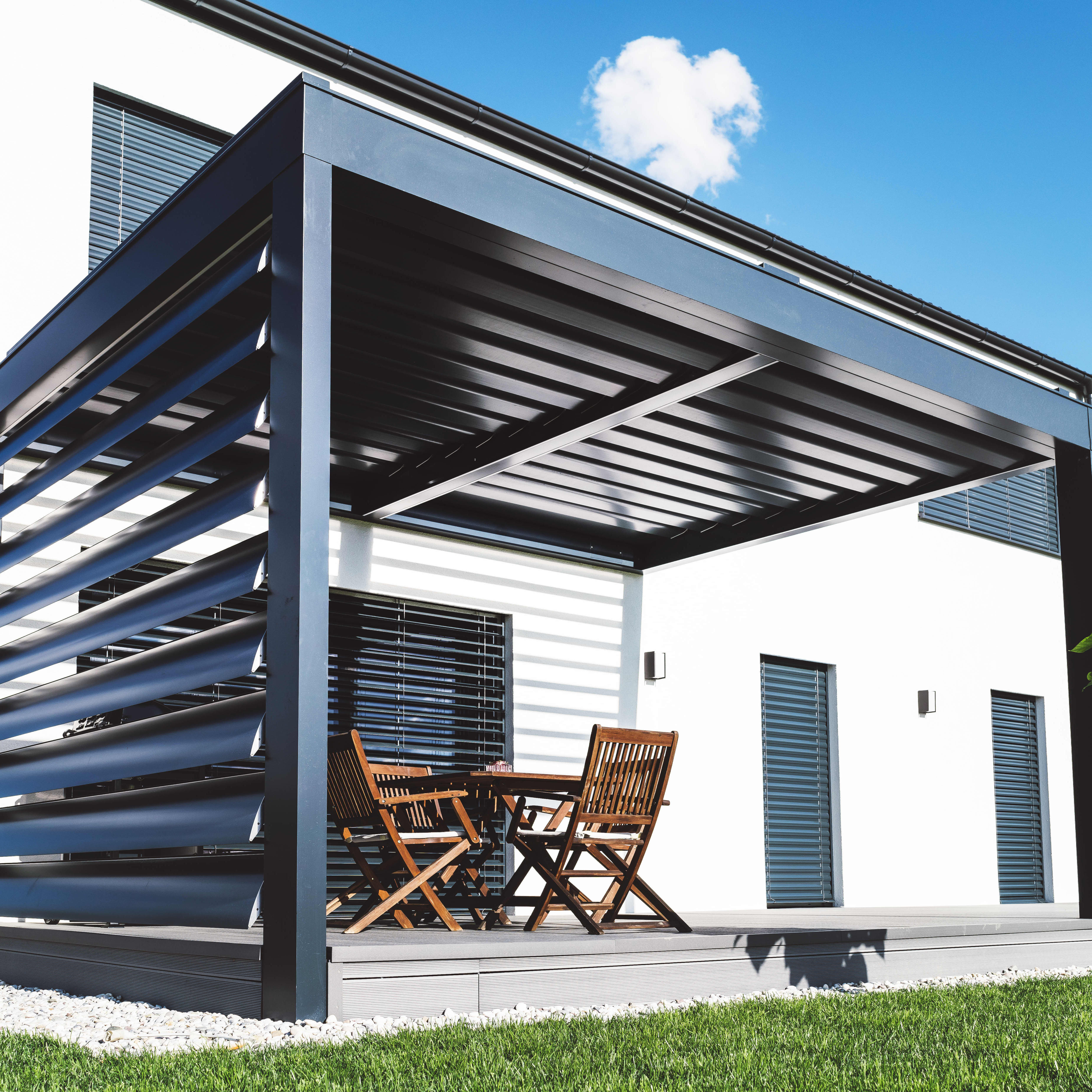 Lamellen-Sichtschutz aus Aluminium an einer Terrassenüberdachung