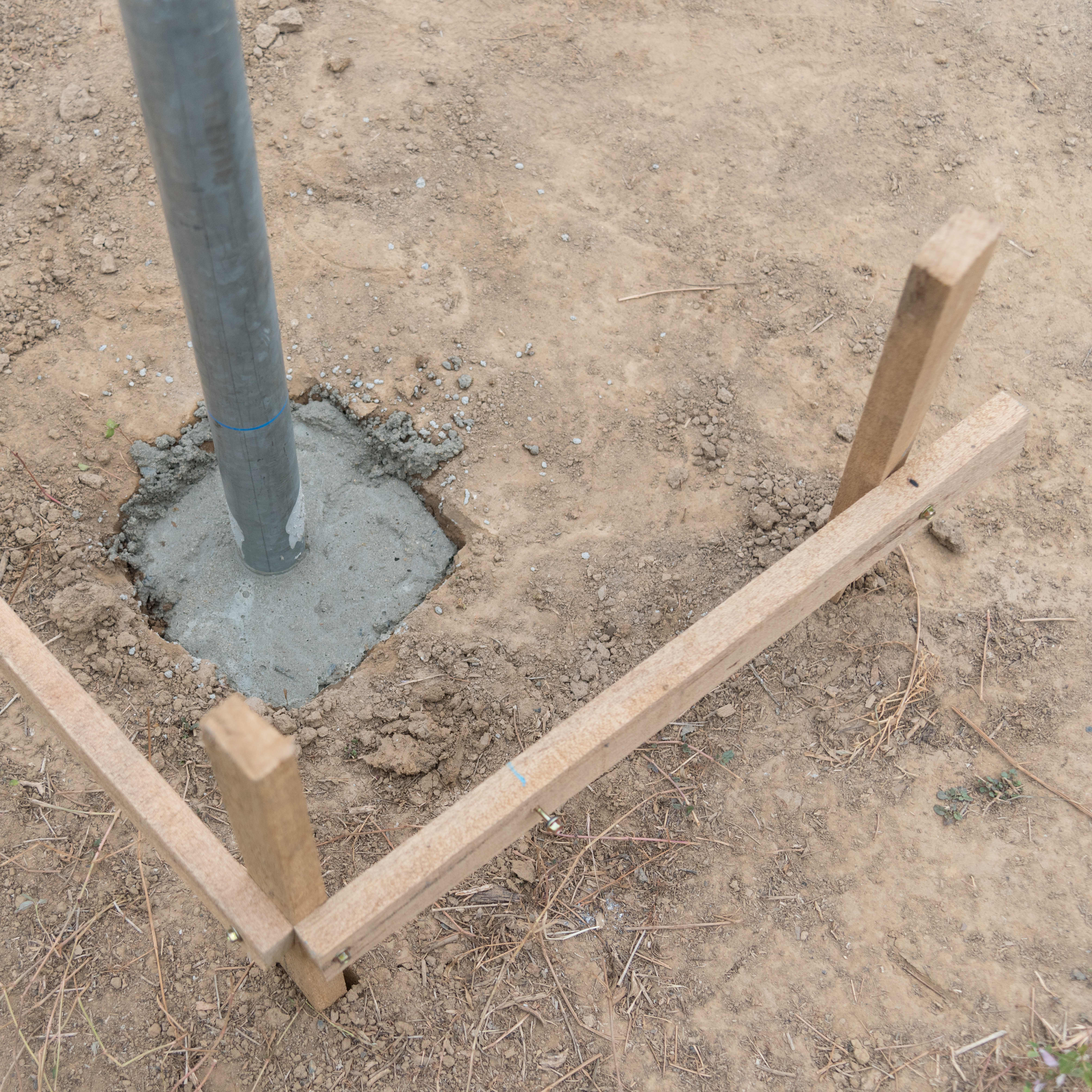 Ein Punktfundament für eine Terrassenüberdachung wird aus Beton gegossen.