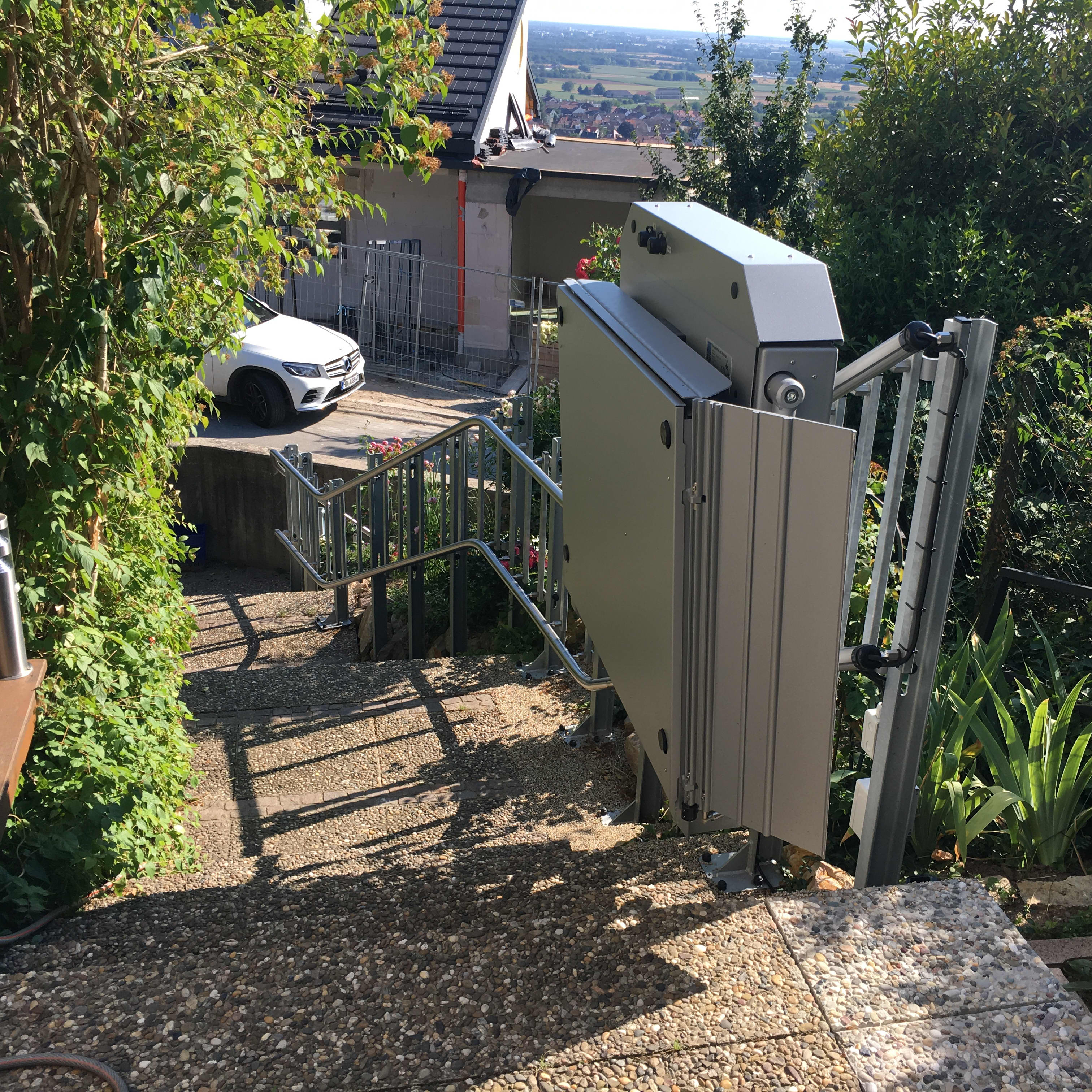 Plattformlift außen an einem Hang von der Marke HIRO LIFT