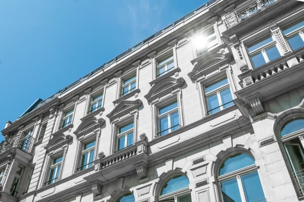 Altbaufenster – historische Hausfassade mit verzierten Fenstern und Ornamenten