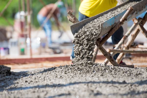 Zement wird auf Baustelle aufgetragen.