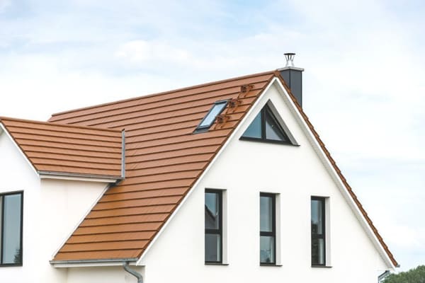 Festverglastes Dreiecksfenster – Modernes Giebelfenster im Einfamilienhaus