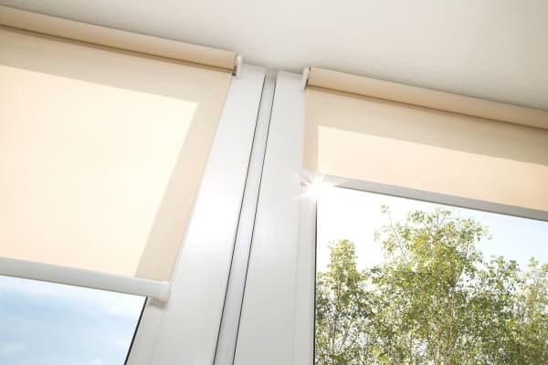 Helle Fenster mit beigen Rollos und Sonnenlicht – moderner Ausblick